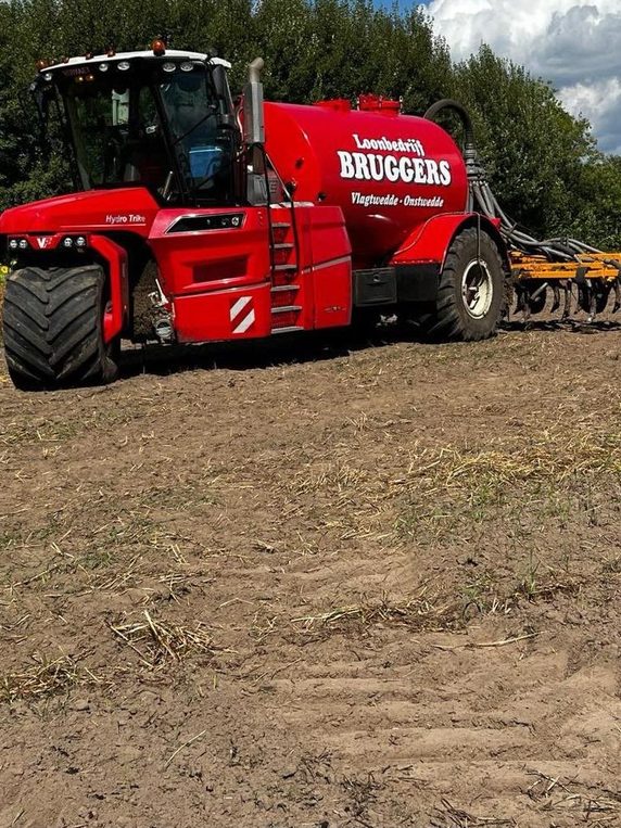 Zelfrijdende bemester op bouwland