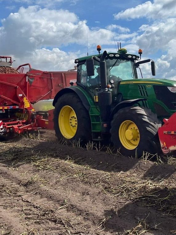 Aardappelrooier en trekker tijdens de oogst