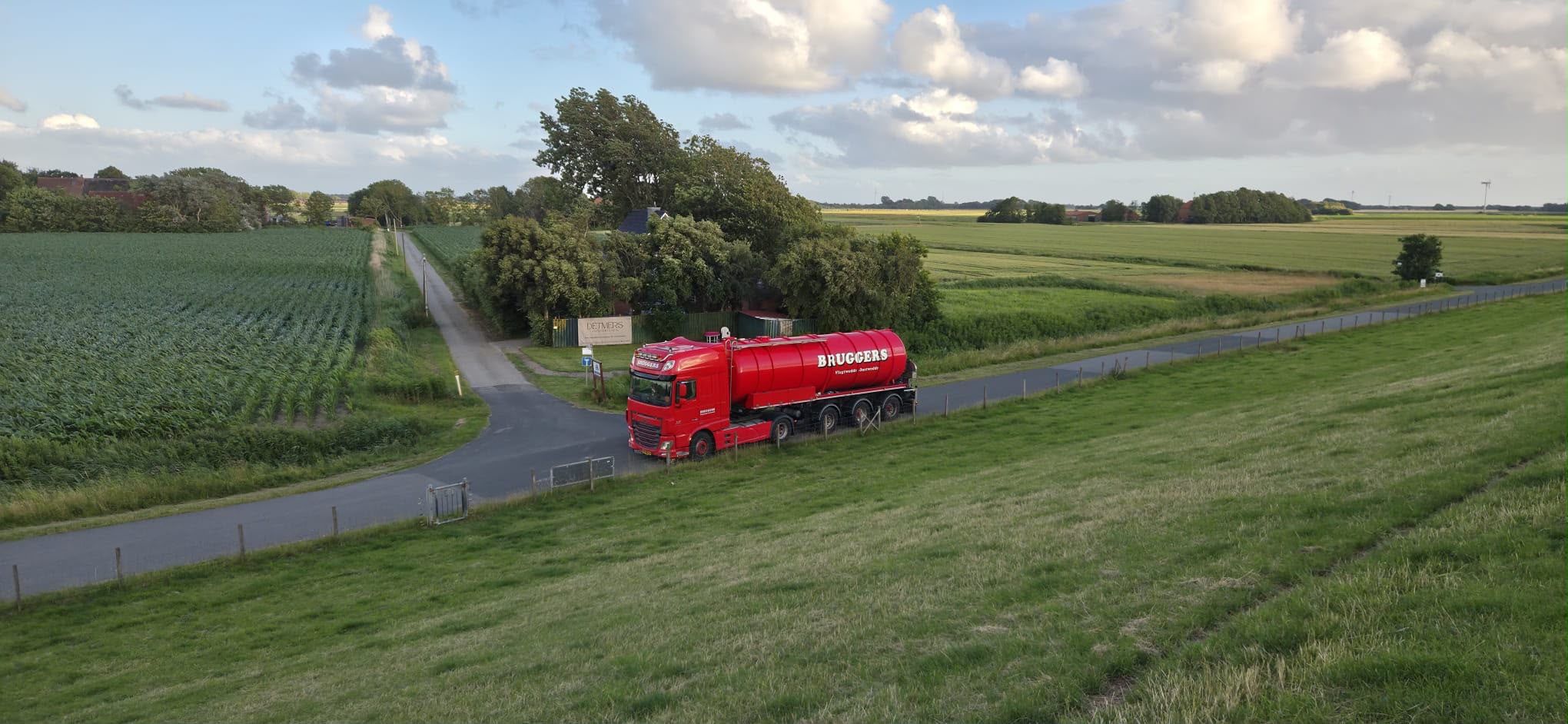 Tankauto van Bruggers op een landweg langs de akkers