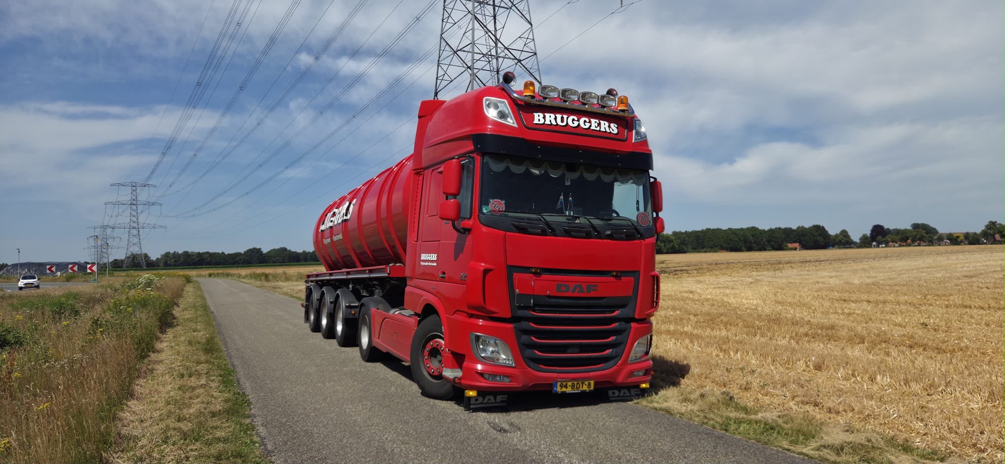 Tankauto van Bruggers op een landweg